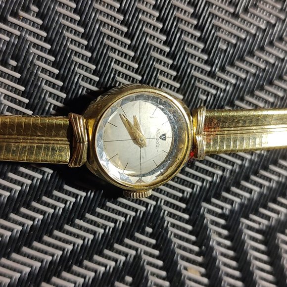 Vintage wind up Nivada watch runs great - Picture 2 of 3